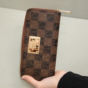 Michael Kors Wallet Clutch. Vintage. Brown and Gold.